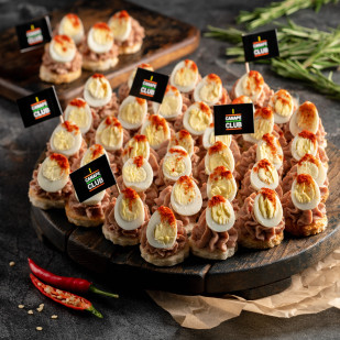 Канапе с муссом из куриной печени и перепелиным яйцом